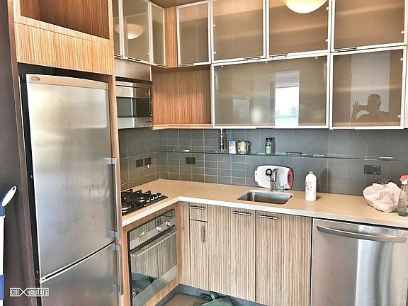 4th image of 610 W 42nd St APT N37e