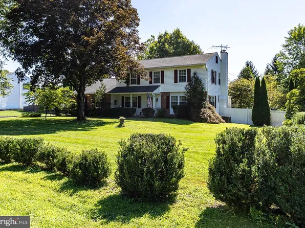 28 Valley View Dr, Fountainville, PA 18923
