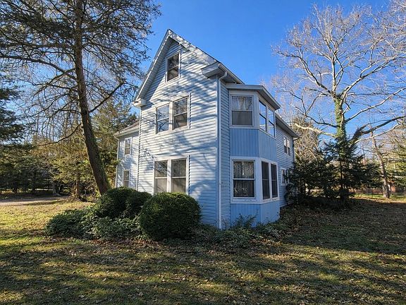 4th image of 639 Chestnut Neck Rd