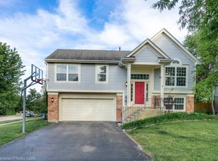 1 Coventry Ct, South Elgin, IL 60177