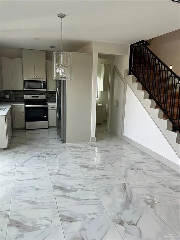 3 bed, 2.5 bath, 1705 sqft, $2,300 — Photo 3