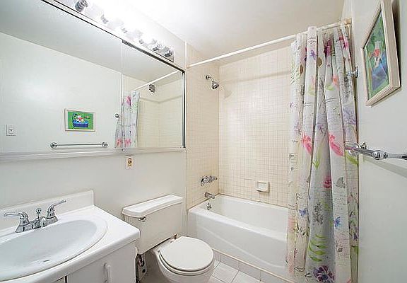 3rd image of 104 W 70th St APT 6A