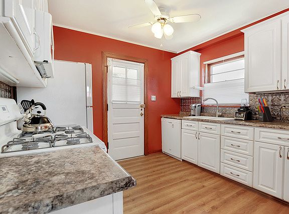 4th image of 297 N Oaklawn Ave