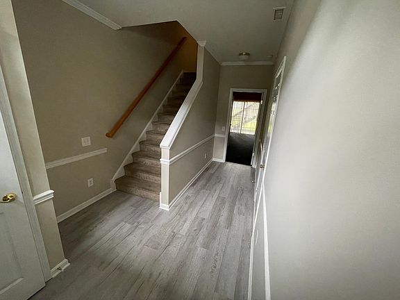 3rd image of 113 Creekmont Ct