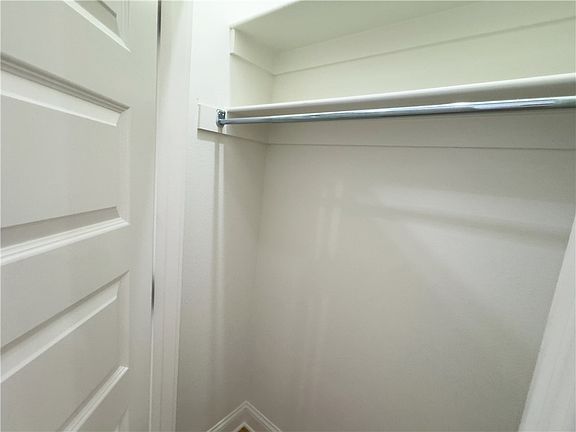 5th image of 19 Dundonald Ln