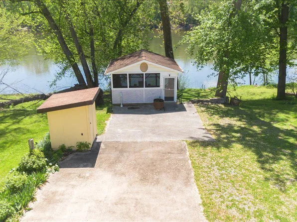 142 Magruger Ave, Falling Waters, WV 25419