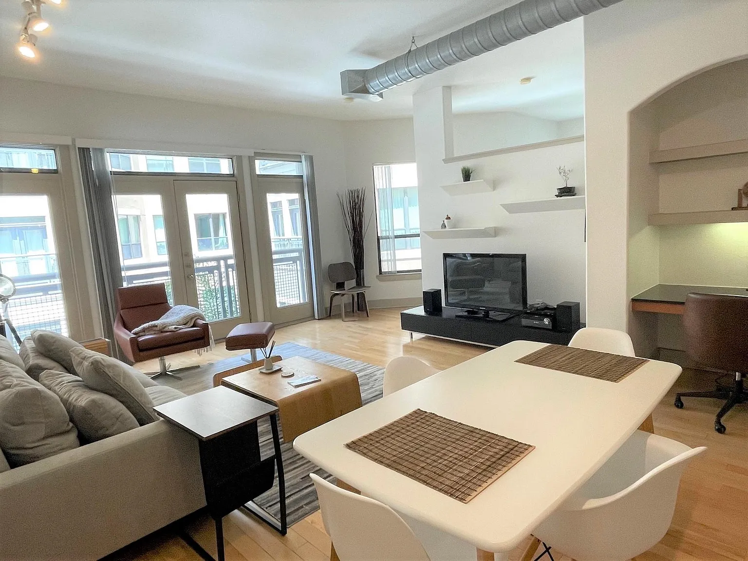 1 bed, 1.0 bath, 869 sqft, $2,100 — Photo 2