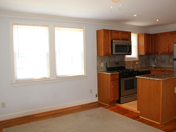 2nd image of 727 N Oakland St APT 1