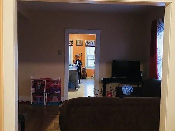 4th image of 72 Denton St