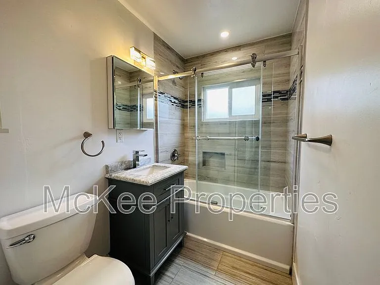 1658 Cable St — Photo 5