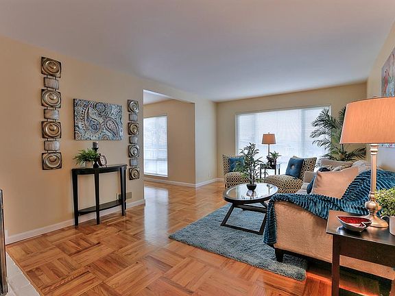 3rd image of 424 Lakeshire Dr