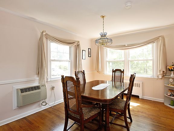 4th image of 25 Howard Ave
