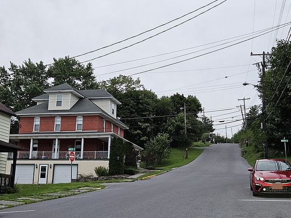 4th image of 619 Main St