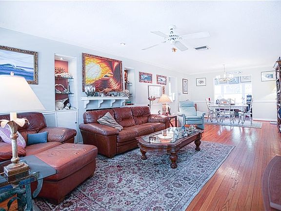 4th image of 615 Sheridan Blvd