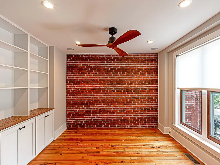 325 D St SE — Photo 7