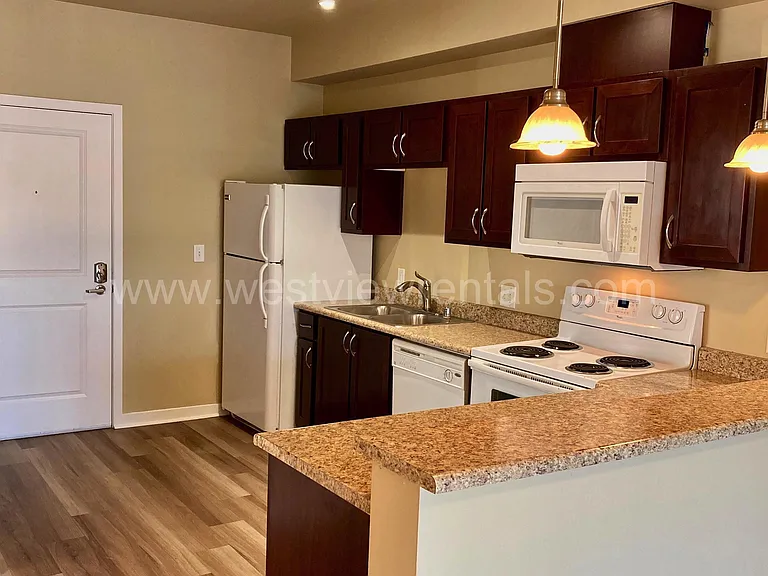 200 E Maple St — Photo 438