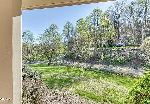 3rd image of 389 Jenkins Hollow Rd
