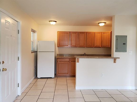 4th image of 204 Holmes Dr #A