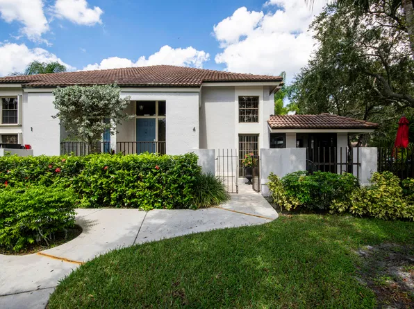 368 Prestwick Cir APT 4, Palm Beach Gardens, FL 33418