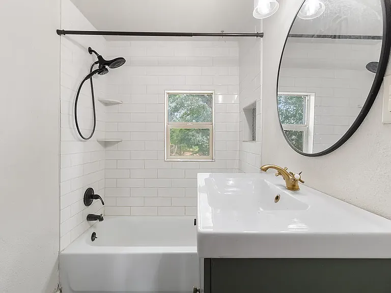 1136 S Adell Ave — Photo 24