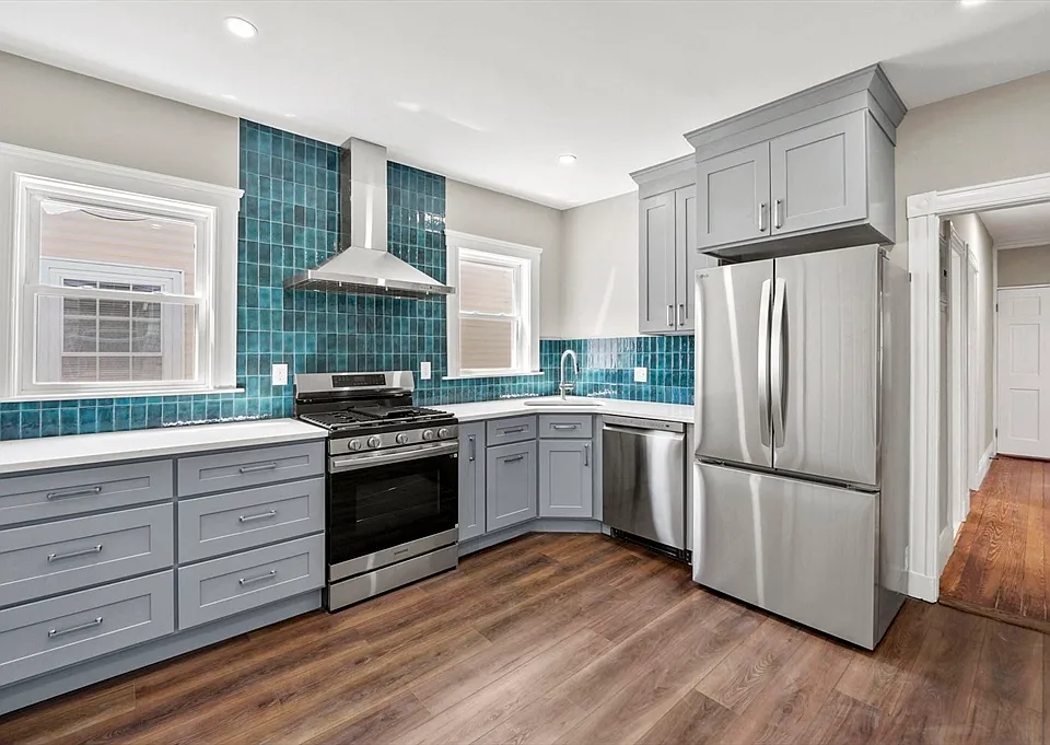 18 Lyon St #3