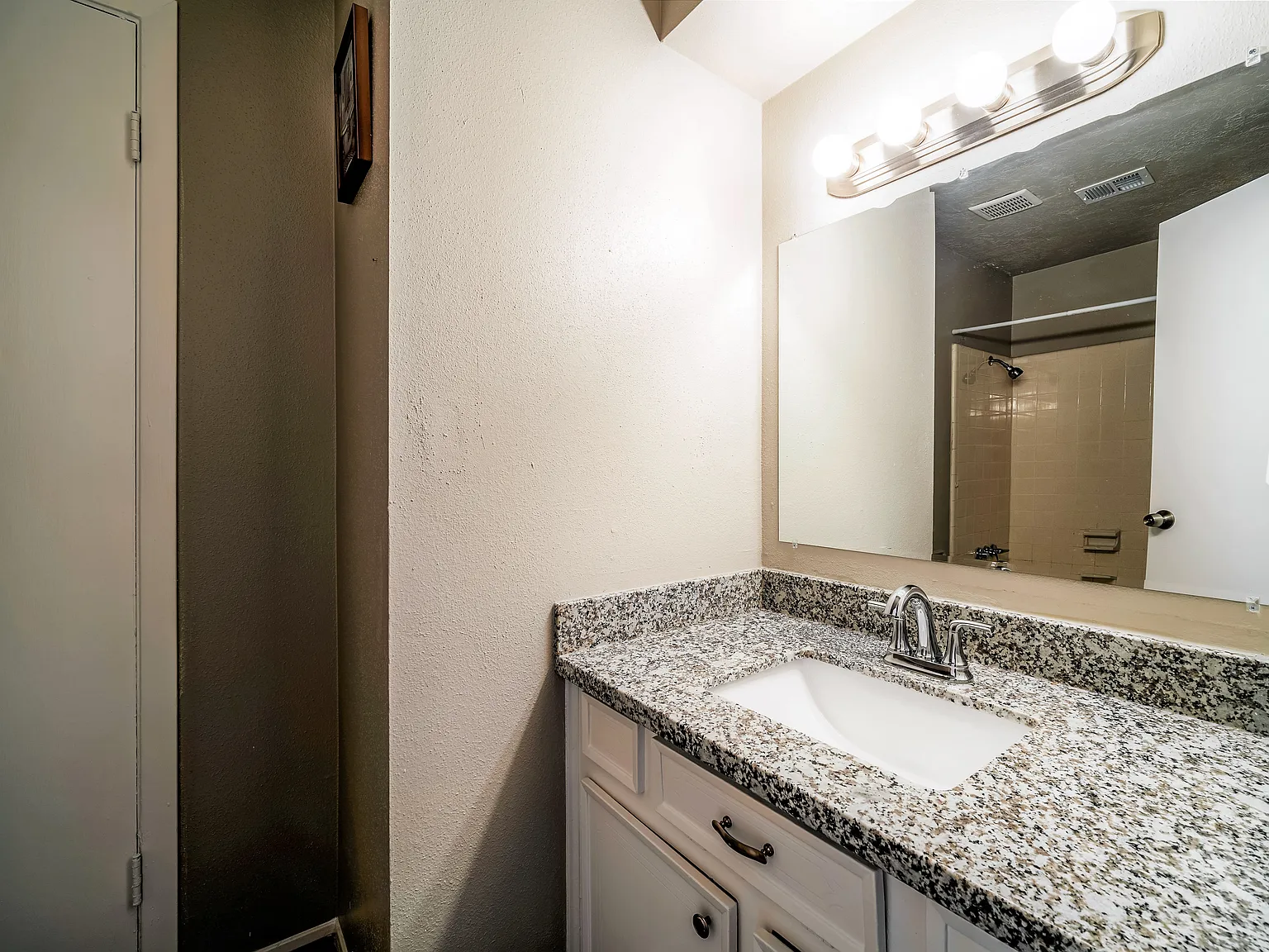 4 bed, 2.0 bath, 1518 sqft, $667 — Photo 3