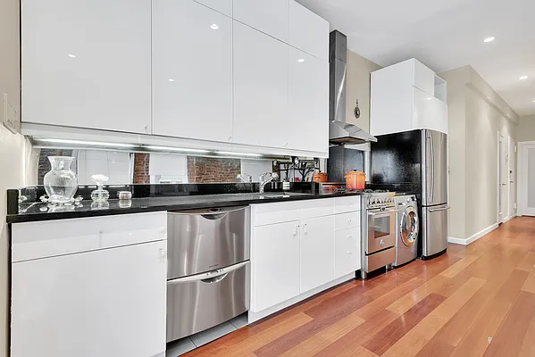 Sold by Bond New York | media 13