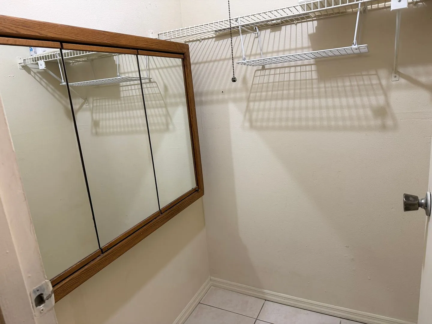* Move In Special * 1/2 Off 2nd Month's Rent!! Spacious 876 Sf Unit - 2 Bd / 1 Ba Near Uf - Brand... — Photo 4