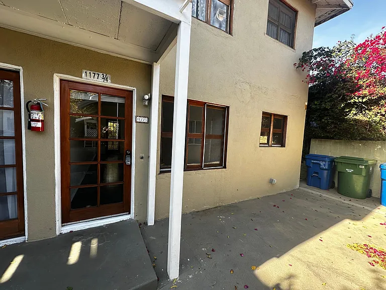 1177 N Hoover St #3/4 — Photo 25