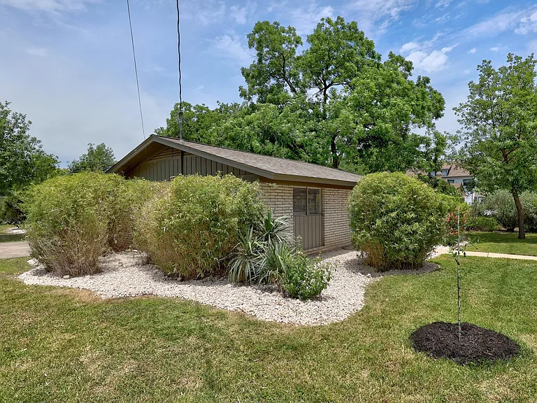 8600 Hathaway Dr — Photo 18