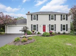 16 Bent Oak Trl, Fairport, NY 14450