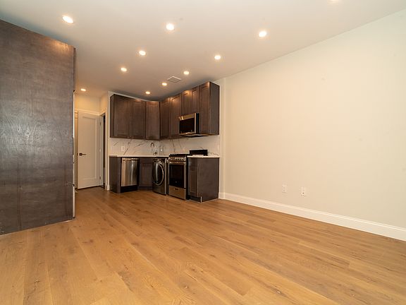 4th image of 313 E 61st St #C3