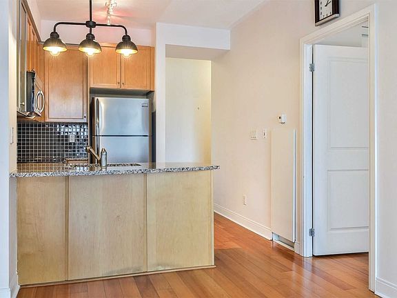 4th image of 18 Yorkville Ave #318