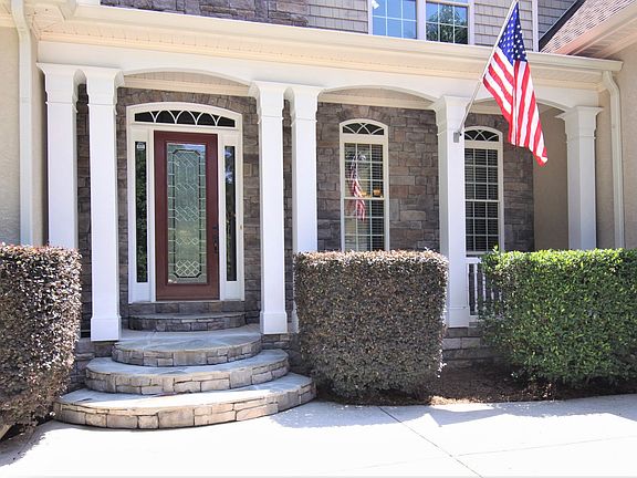 3rd image of 60 Glistening Glen Ct