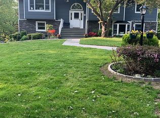 1 Danville Ct, Greenlawn, NY 11740