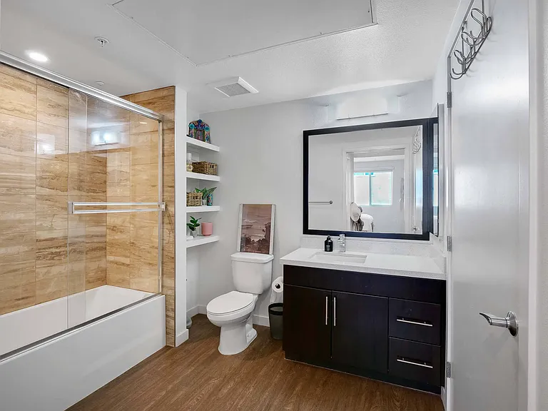 The Metropolitan at Larchmont Village — Photo 16