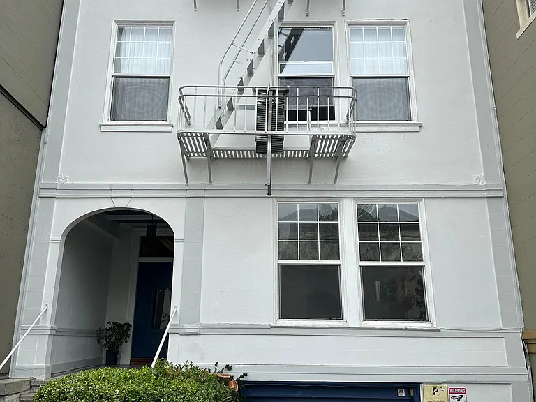 2327 Van Ness Ave #7 — Photo 10