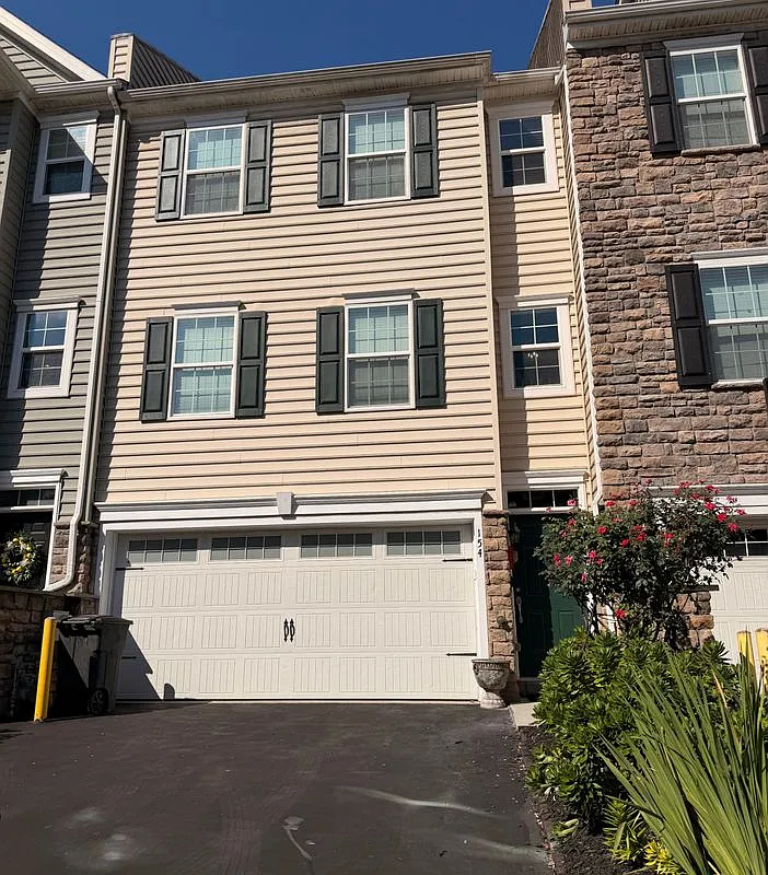 3 bed, 2.5 bath, 2104 sqft, $3,750 — Photo 1