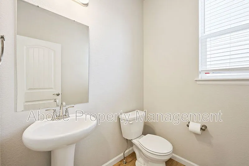 4 bed, 3.0 bath, 2220 sqft, $2,800 — Photo 4