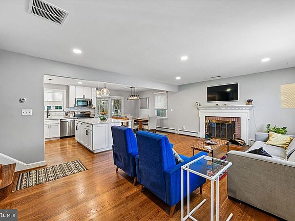 5th image of 6112 Fox Hill St