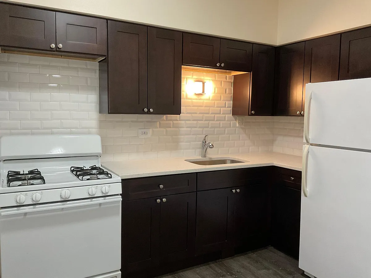 Building Photo - 1028 E 62nd St #203