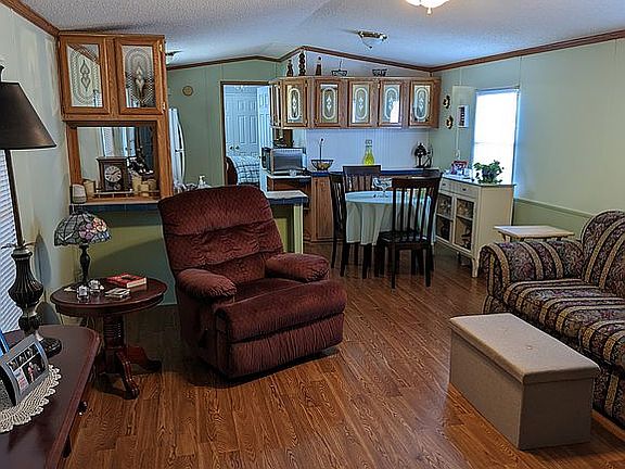 Spacious living room/kitchen