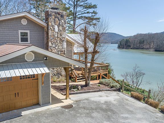 3rd image of 210 Oak Ln