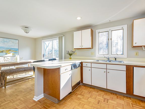4th image of 320 Westmoreland St Unit E1