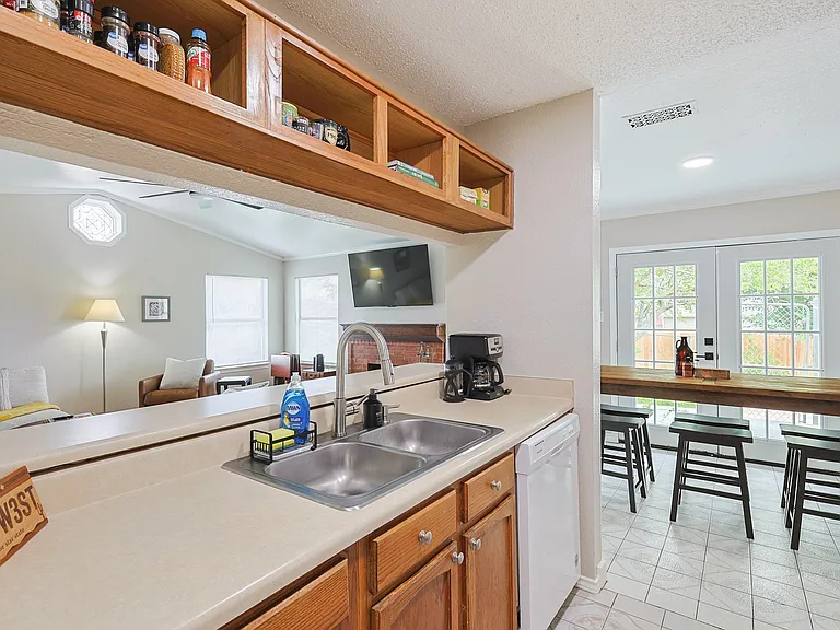 Full kitchen - fully stocked kitchen with appliances and cooking essentials.