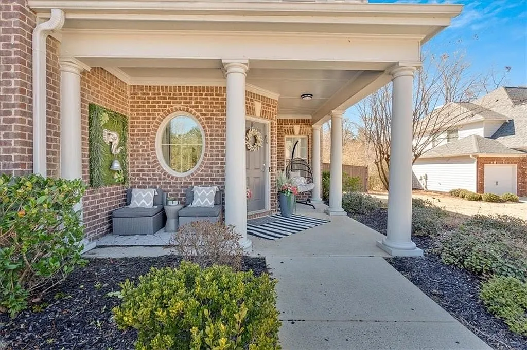 5 bed, 3490 sqft, $4,190 — Photo 2