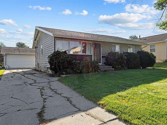 2nd image of 605 Meadowdale Dr NW