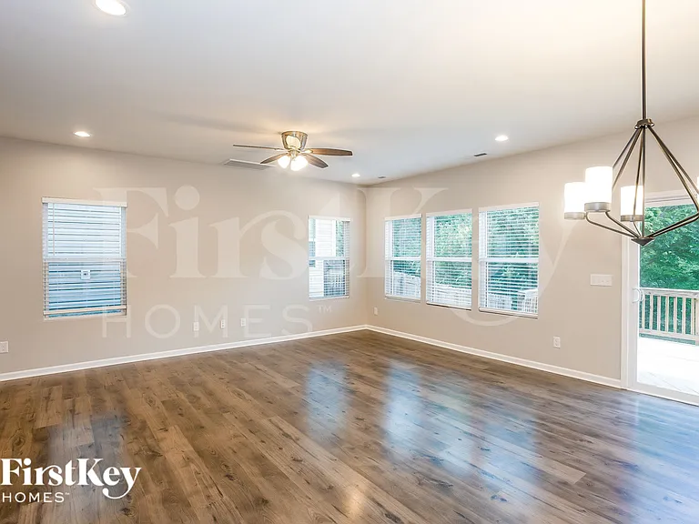 371 Copes Ct — Photo 3