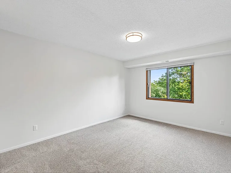 Oak Pointe Apartments — Photo 20