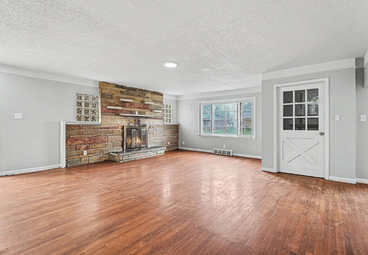 5 bed, 2.5 bath, 2048 sqft, $1,700 — Photo 3
